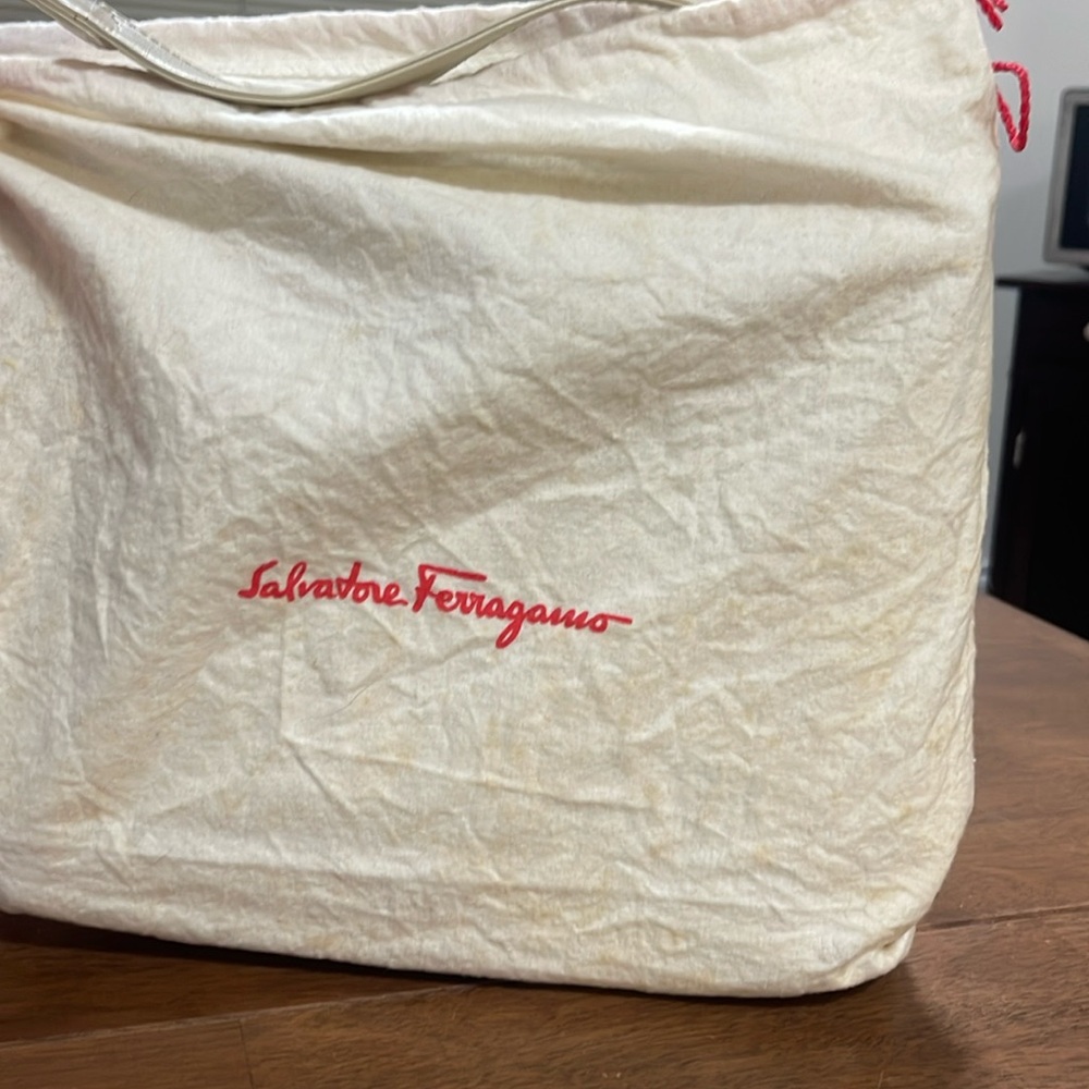 Salvatore Ferragamo
Shoulder bag